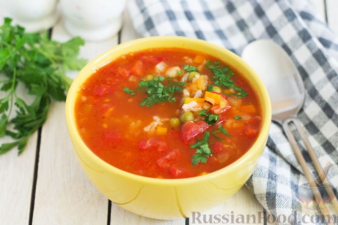 Фото к рецепту: Томатный суп с рисом и консервированными фасолью и горошком