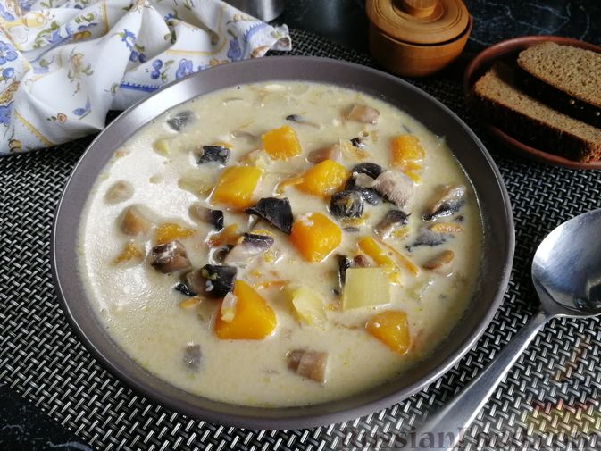 Фото к рецепту: Тыквенный суп с плавленым сыром и шампиньонами