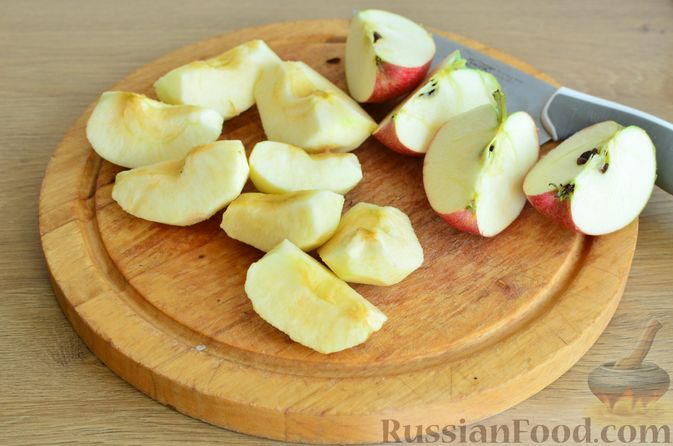Фото приготовления рецепта: Куриные бёдрышки, запечённые с яблоками и чесноком - шаг №2