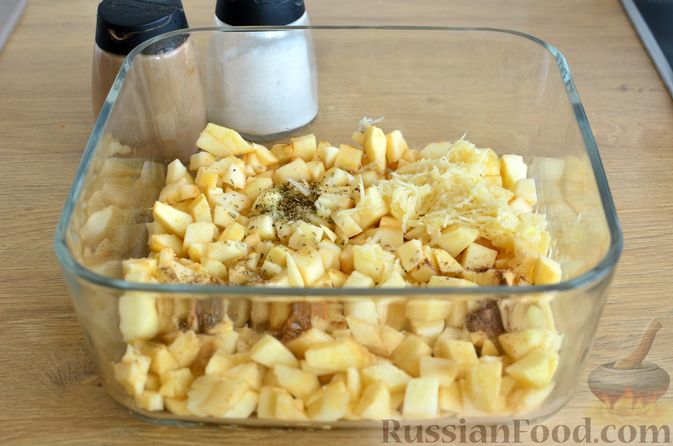 Фото приготовления рецепта: Куриные бёдрышки, запечённые с яблоками и чесноком - шаг №4