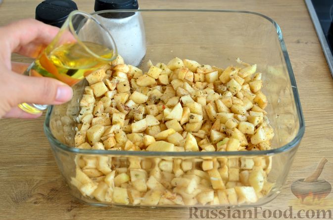 Фото приготовления рецепта: Куриные бёдрышки, запечённые с яблоками и чесноком - шаг №5