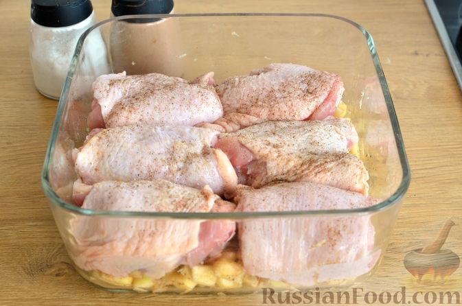 Фото приготовления рецепта: Куриные бёдрышки, запечённые с яблоками и чесноком - шаг №6