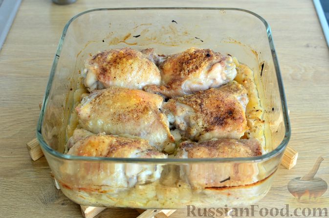 Фото приготовления рецепта: Куриные бёдрышки, запечённые с яблоками и чесноком - шаг №7