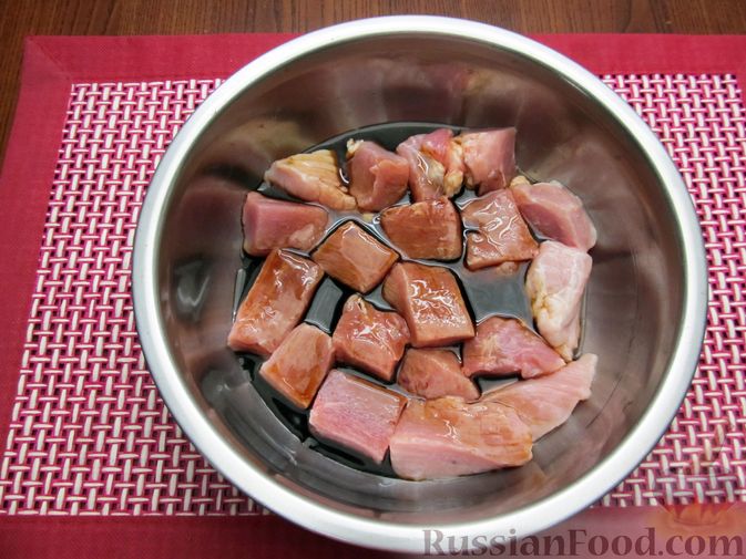 Фото приготовления рецепта: Свинина в соево-имбирном маринаде, запечённая с яблоками - шаг №5