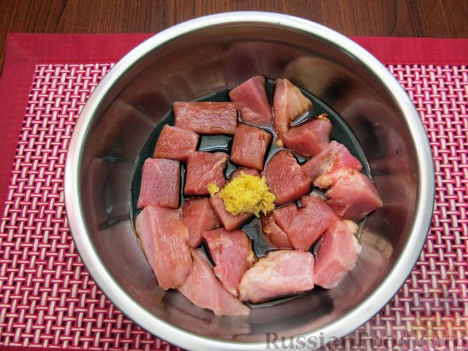 Фото приготовления рецепта: Свинина в соево-имбирном маринаде, запечённая с яблоками - шаг №6