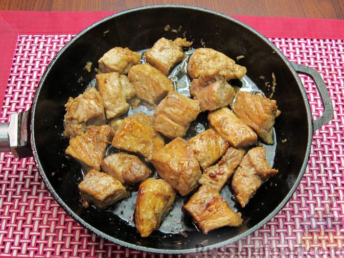 Фото приготовления рецепта: Свинина в соево-имбирном маринаде, запечённая с яблоками - шаг №9