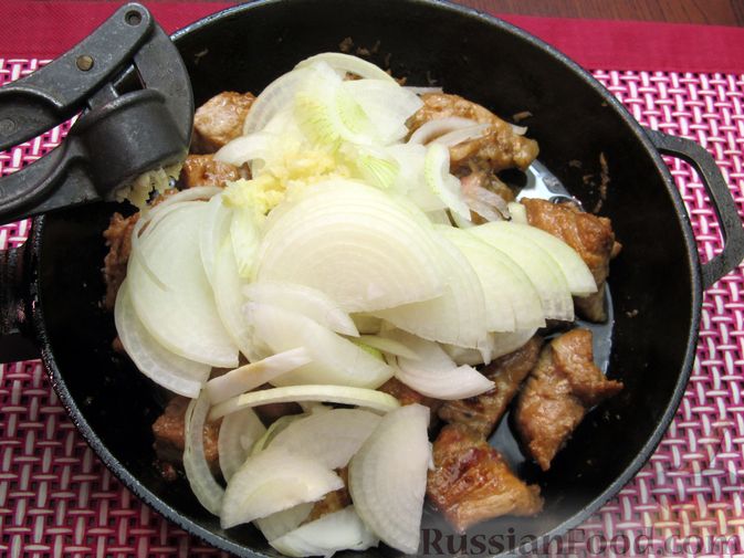 Фото приготовления рецепта: Свинина в соево-имбирном маринаде, запечённая с яблоками - шаг №10