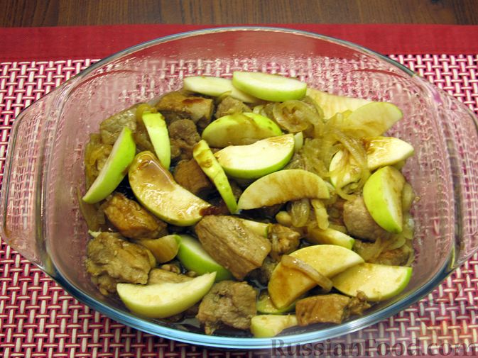 Фото приготовления рецепта: Свинина в соево-имбирном маринаде, запечённая с яблоками - шаг №16