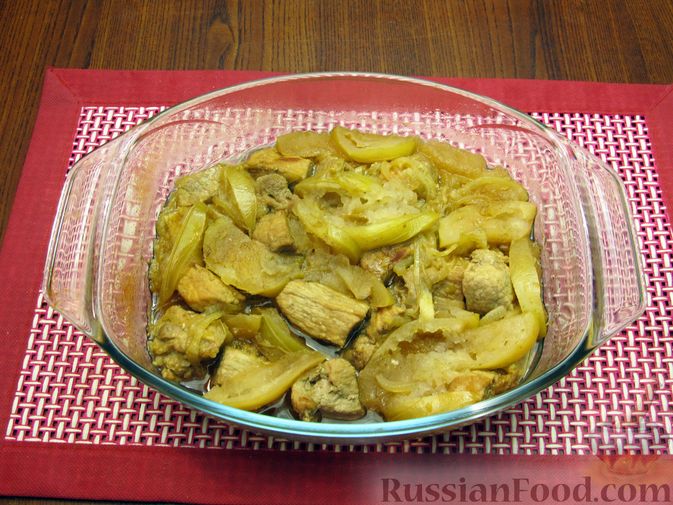 Фото приготовления рецепта: Свинина в соево-имбирном маринаде, запечённая с яблоками - шаг №18
