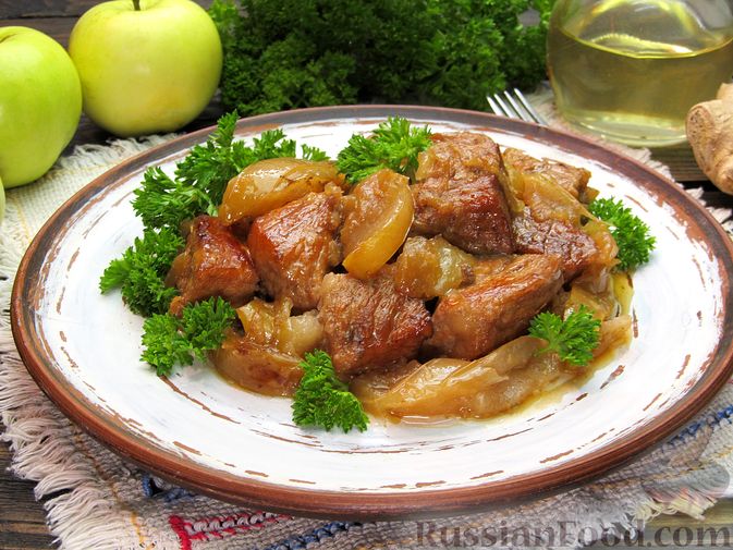 Фото приготовления рецепта: Свинина в соево-имбирном маринаде, запечённая с яблоками - шаг №20