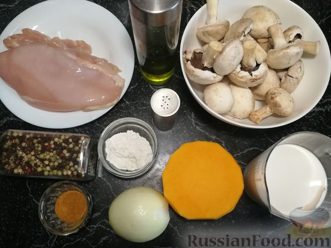Фото приготовления рецепта: Куриное филе с грибами и тыквой, тушенное в сливках - шаг №1