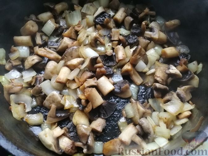 Фото приготовления рецепта: Куриное филе с грибами и тыквой, тушенное в сливках - шаг №7