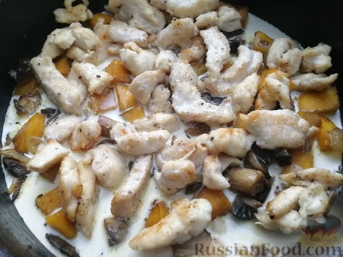 Фото приготовления рецепта: Куриное филе с грибами и тыквой, тушенное в сливках - шаг №10