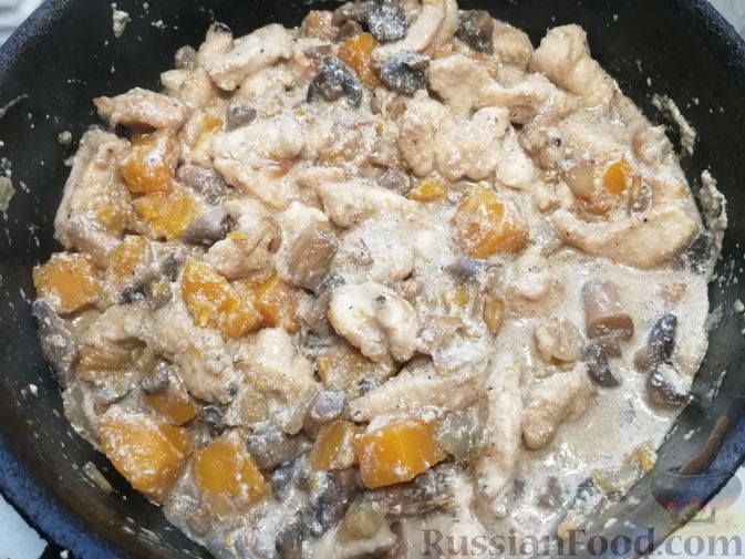 Фото приготовления рецепта: Куриное филе с грибами и тыквой, тушенное в сливках - шаг №11