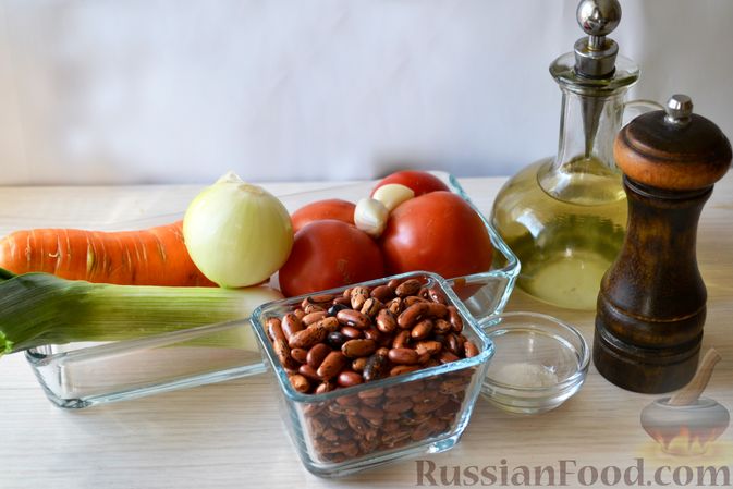 Фото приготовления рецепта: Фасолевый суп с луком-пореем и помидорами - шаг №1