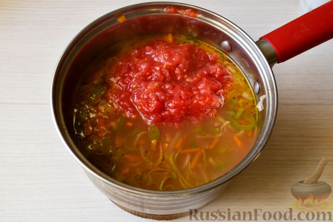 Фото приготовления рецепта: Фасолевый суп с луком-пореем и помидорами - шаг №13