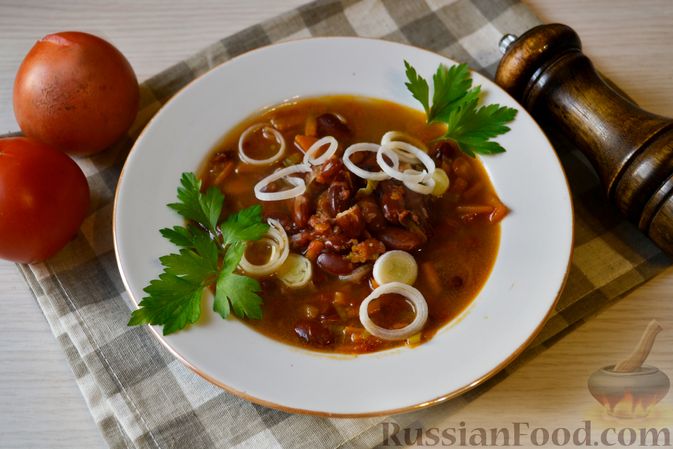Фото к рецепту: Фасолевый суп с луком-пореем и помидорами
