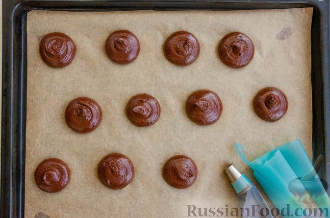 Фото приготовления рецепта: Шоколадные пирожные с зефиром - шаг №8