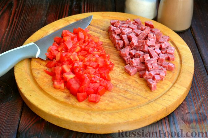 Фото приготовления рецепта: Блинчики с колбасой и помидорами - шаг №4