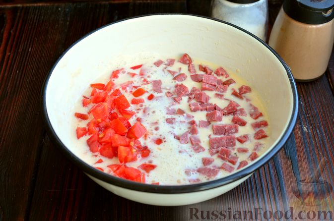 Фото приготовления рецепта: Блинчики с колбасой и помидорами - шаг №5