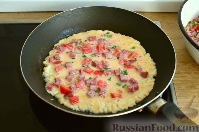 Фото приготовления рецепта: Блинчики с колбасой и помидорами - шаг №8