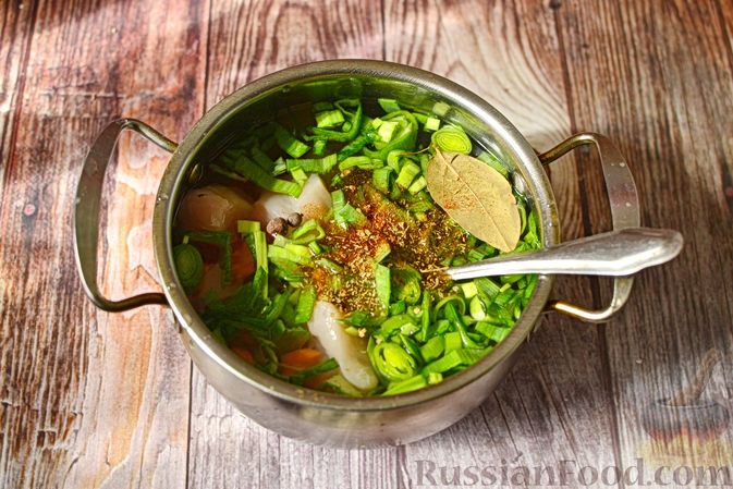 Фото приготовления рецепта: Куриный суп с помидорами и булгуром - шаг №3