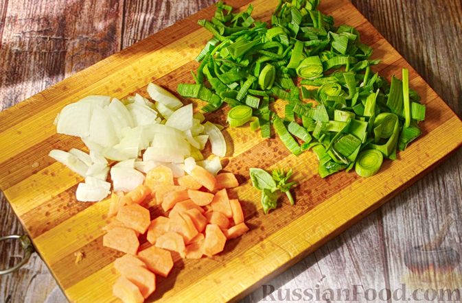 Фото приготовления рецепта: Куриный суп с помидорами и булгуром - шаг №2