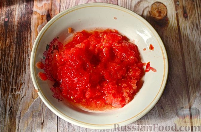 Фото приготовления рецепта: Куриный суп с помидорами и булгуром - шаг №4