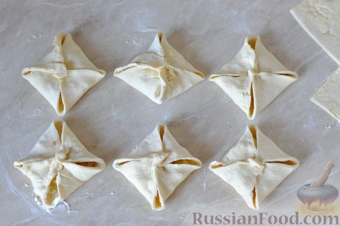 Фото приготовления рецепта: Слоёные пирожки-конвертики с яблоками - шаг №7
