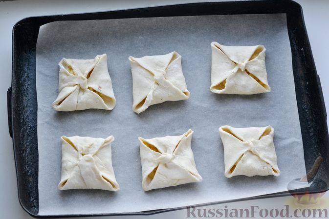 Фото приготовления рецепта: Слоёные пирожки-конвертики с яблоками - шаг №8