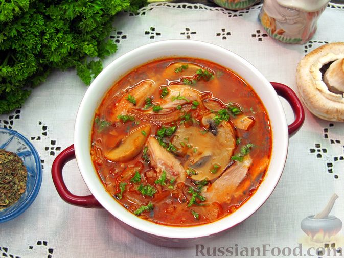 Фото к рецепту: Куриный суп с шампиньонами и капустой