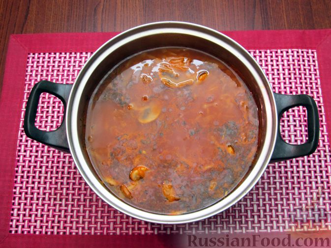 Фото приготовления рецепта: Куриный суп с шампиньонами и капустой - шаг №16