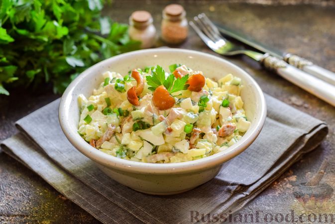 Фото к рецепту: Салат с курицей, маринованными опятами, огурцами и картофелем