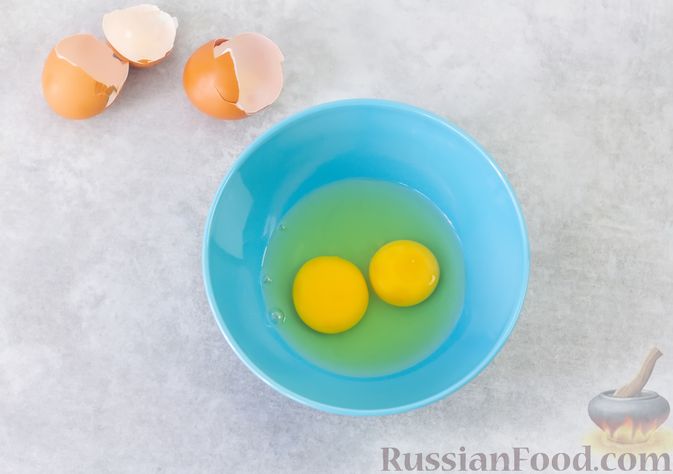Фото приготовления рецепта: Яичные гренки с кинзой - шаг №3