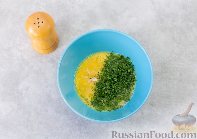 Фото приготовления рецепта: Яичные гренки с кинзой - шаг №4