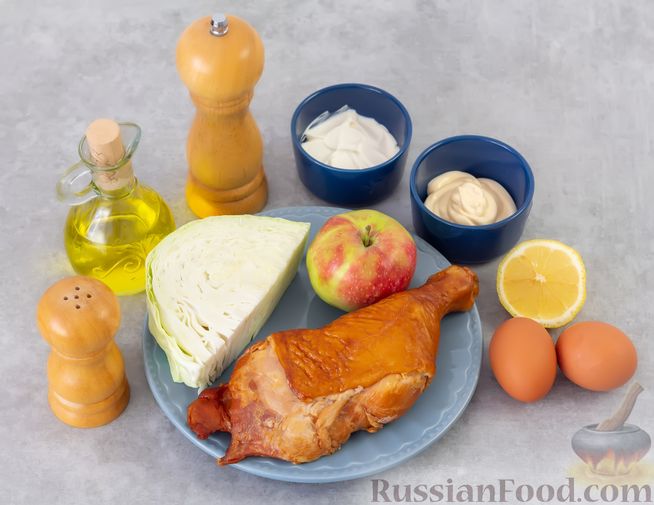 Фото приготовления рецепта: Салат с копчёной курицей, капустой, яблоком и яичными блинчиками - шаг №1