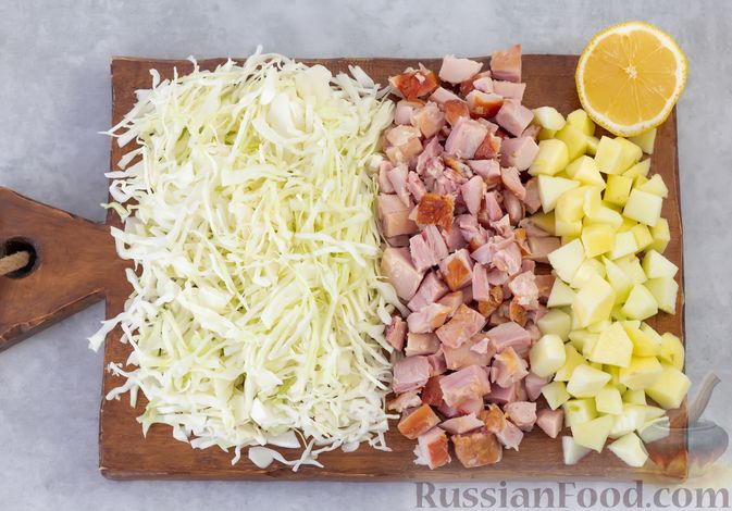 Фото приготовления рецепта: Салат с копчёной курицей, капустой, яблоком и яичными блинчиками - шаг №6