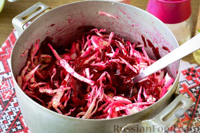 Фото приготовления рецепта: Салат из капусты, свёклы и лука, с тмином (на зиму) - шаг №11