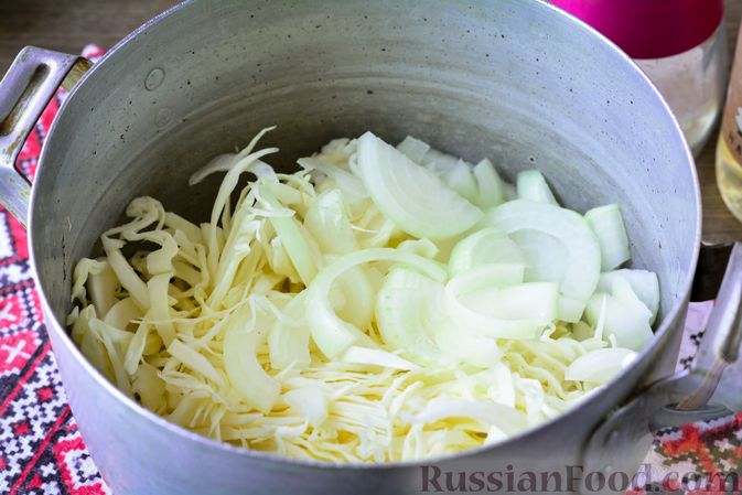 Фото приготовления рецепта: Салат из капусты, свёклы и лука, с тмином (на зиму) - шаг №7