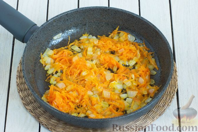 Фото приготовления рецепта: Тыква, тушенная со сладким перцем и морковью - шаг №7
