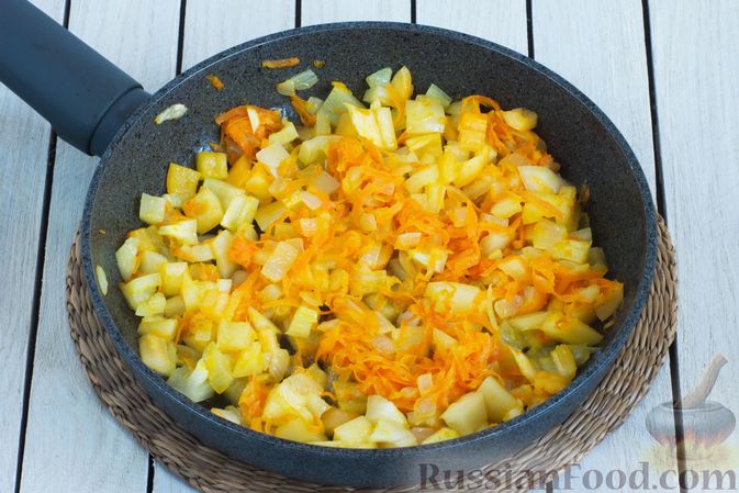 Фото приготовления рецепта: Тыква, тушенная со сладким перцем и морковью - шаг №8