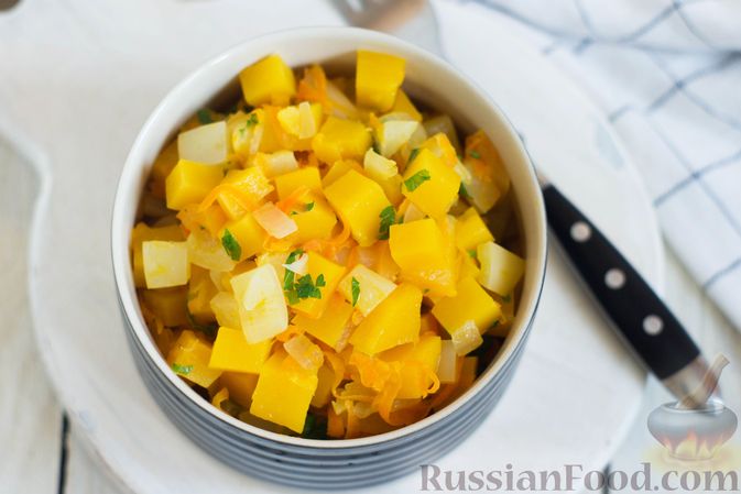 Фото приготовления рецепта: Тыква, тушенная со сладким перцем и морковью - шаг №12