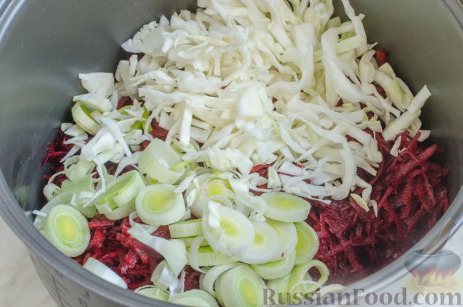 Фото приготовления рецепта: Свекольный суп-пюре с капустой и луком-пореем - шаг №7