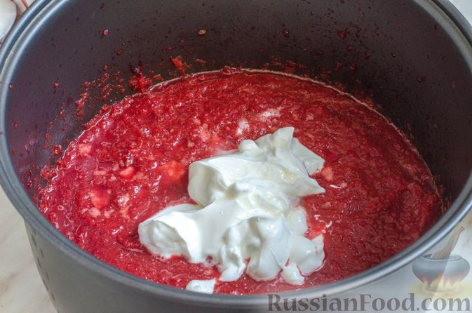 Фото приготовления рецепта: Свекольный суп-пюре с капустой и луком-пореем - шаг №11