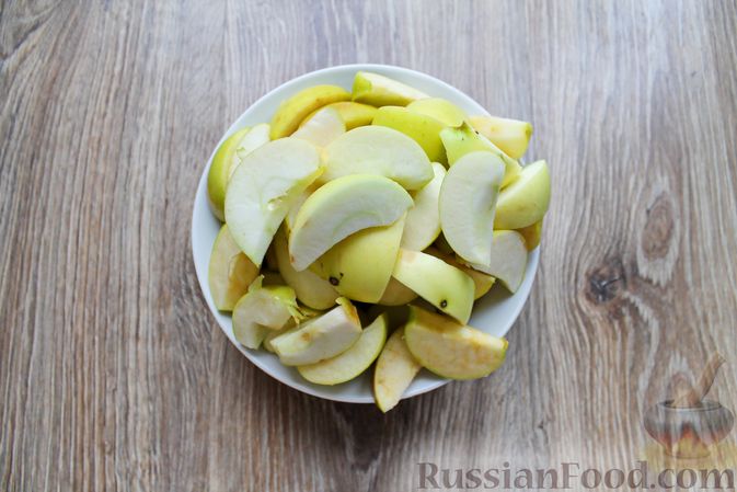 Фото приготовления рецепта: Компот из яблок и клюквы (на зиму) - шаг №5