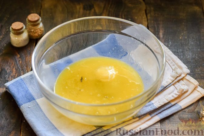Фото приготовления рецепта: Творожно-сырные маффины с помидорками черри - шаг №3