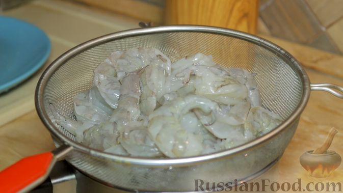 Фото приготовления рецепта: Пикантные жареные креветки с чесноком (на сливочном масле) - шаг №2