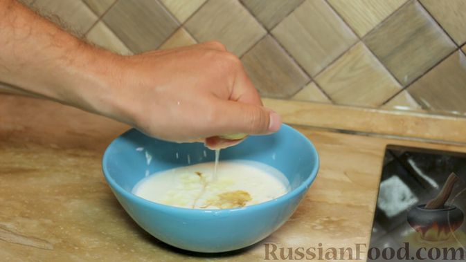 Фото приготовления рецепта: Пикантные жареные креветки с чесноком (на сливочном масле) - шаг №4