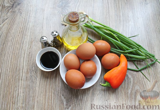Фото приготовления рецепта: Омлетные рулетики с болгарским перцем и зеленью - шаг №1