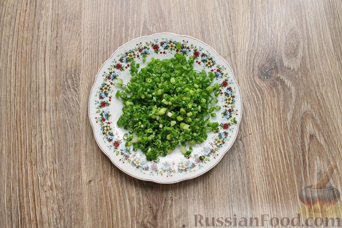 Фото приготовления рецепта: Омлетные рулетики с болгарским перцем и зеленью - шаг №3